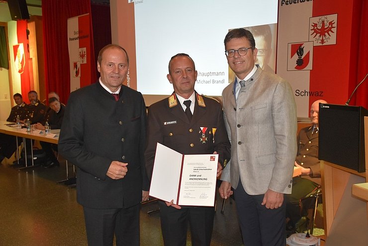 © Zillertalfoto.at Geisler, Ladstätter und Brandl mit Urkunde