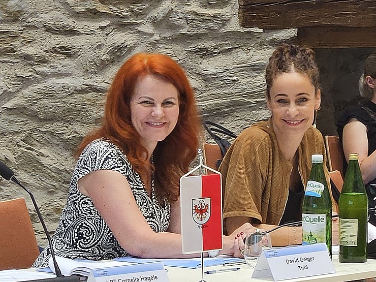 Landesrätinnen sitzen nebeneinander am Tisch