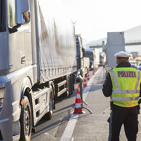 Polizei zwischen LKW kontrolliert.