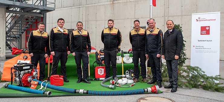 Übergabe der Spezialausrüstung an die Feuerwehr-Vertreter des Bezirks Kufstein