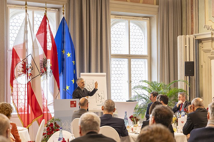 Vorhofer vor Publikum sprechend