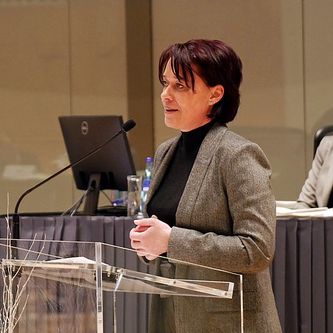 LTPin Sonja Ledl-Rossmann führt in ihrer Wortmeldung die Hintergründe zum Antrag aus, den sie gemeinsam mit Vize-LTP Toni Mattle und Vize-LTPin Stephanie Jicha eingereicht hat.