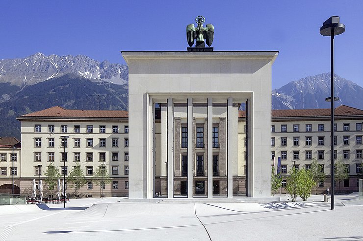 Die Öffnung der Gittertore des Befreiungsdenkmals im Zuge der Neugestaltung des Landhausplatzes wirkt dem konservativen Geschichtsverständnis der Nachkriegsgeschichte entgegen