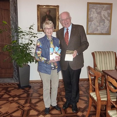 BU: die Buchautourin Angela Jursitzka mit LTP Herwig van Staa