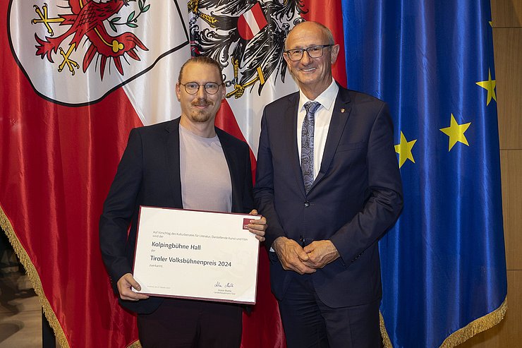 © Land Tirol/Die Fotografen Der Tiroler Volksbühnenpreis 2024 ging an die Kolpingbühne Hall. Landeshauptmann Anton Mattle überreicht den Preis an Obmann Florian Margreiter.