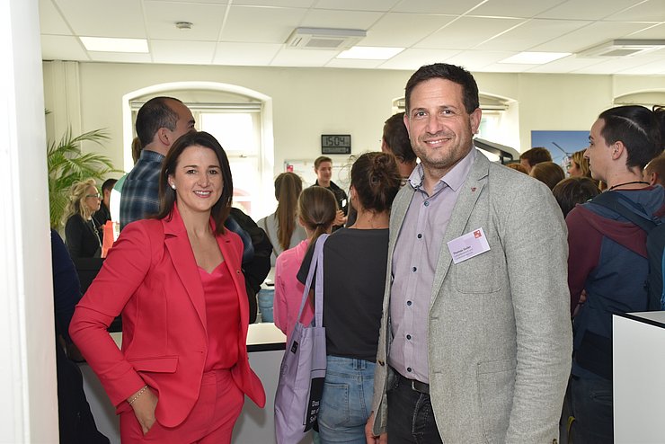 LRin Astrid Mair mit vielen BesucherInnen in der Landeswarnzentrale.
