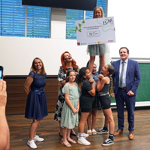 An der Universität Innsbruck wurde vor Kurzem der 2. Tiroler Nachhaltigkeitspreis des Netzwerks BiNE Tirol (Bildung für nachhaltige Entwicklung) verliehen.