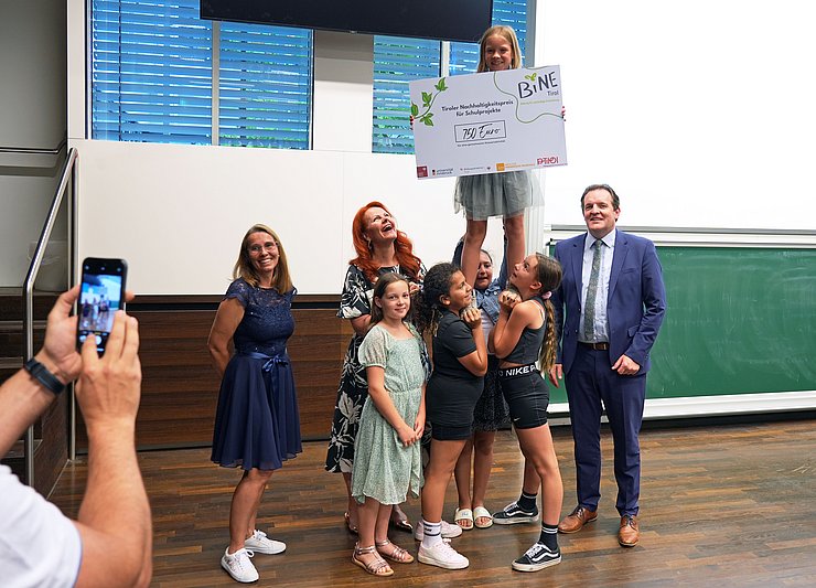 © Land Tirol/Neuner An der Universität Innsbruck wurde vor Kurzem der 2. Tiroler Nachhaltigkeitspreis des Netzwerks BiNE Tirol (Bildung für nachhaltige Entwicklung) verliehen.