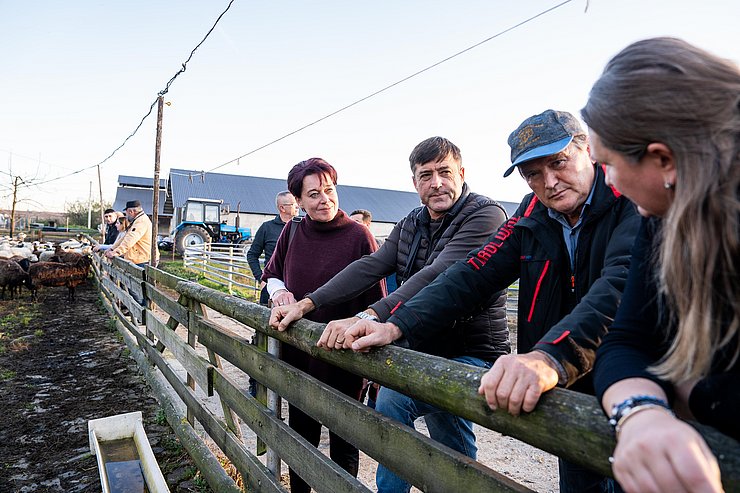 Die Tiroler Delegation bei einem regionalen Schafzuchtbetrieb.