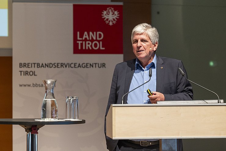 © BBSA/Die Fotografen Arno Abler hält Rede am Podium