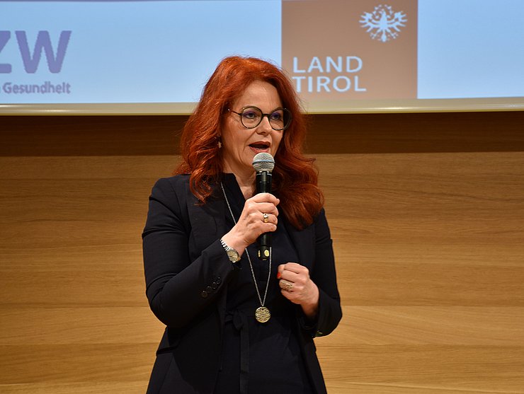 LRin Hagele beim Sprechen auf der Bühne, mit Mikro in der Hand