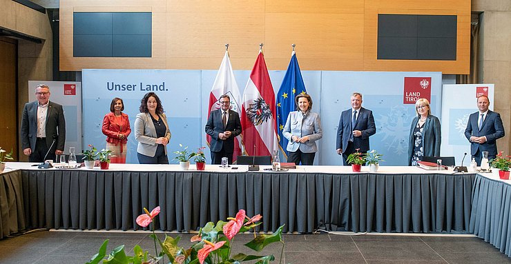 © Land Tirol/G. Berger Heute, Montag, fand die letzte Regierungssitzung in dieser Konstellation statt (v.li.): LR Johannes Tratter, LRin Gabriele Fischer, LHStvin Ingrid Felipe, LH Günther Platter. LRin Patrizia Zoller-Frischauf, LR Bernhard Tilg, LRin Beate Palfrader und LHStv Josef Geisler.