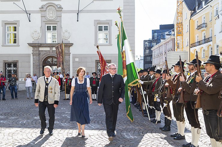 © Land Tirol/Die Fotografen Empfang mit Aufstellung Traditionsverbände, LR Tratter und LRin Fischer beim Gehen