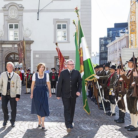 Empfang mit Aufstellung Traditionsverbände, LR Tratter und LRin Fischer beim Gehen