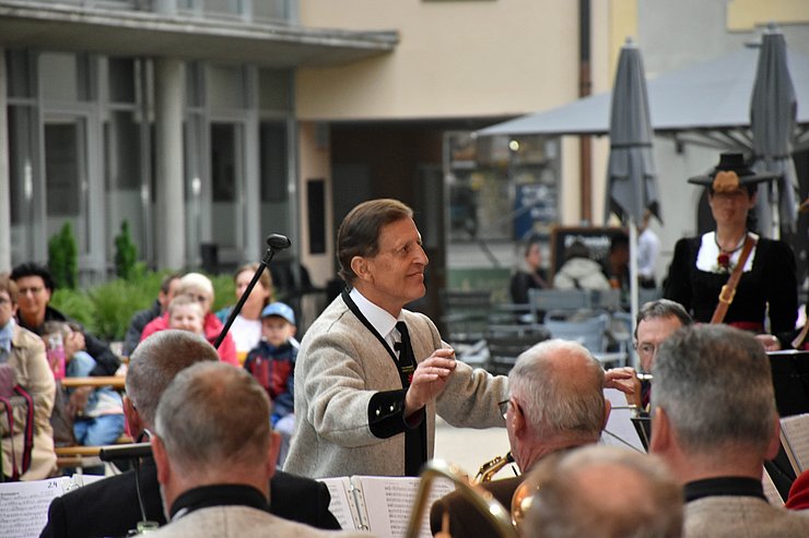 © Land Tirol/Kathrein Dirigiert wird die Bürgermeistermusikkapelle von Bezirkshauptmann a. D. Karl Mark.