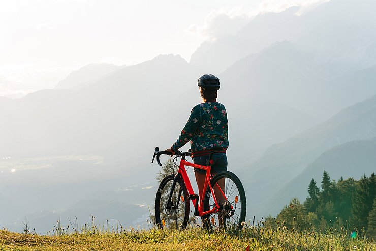 © Land Tirol/Stefan Ringler Frau mit Rad auf dem Berg