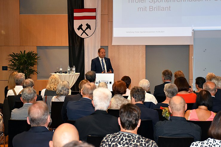 LHStv Geisler hält eine Rede