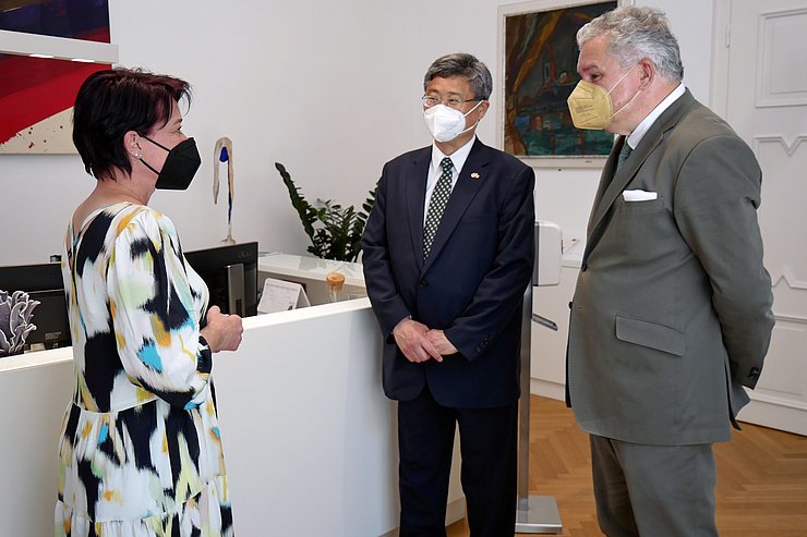 © Landtagsdirektion Tirol/Oswald Gruppenbild mit Landtagspräsidentin Sonja Ledl-Rossmann, Botschafter Shin Chae-hyun und Honoarkonsul Richard Hauser
