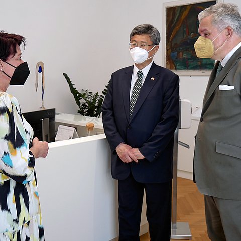 Gruppenbild mit Landtagspräsidentin Sonja Ledl-Rossmann, Botschafter Shin Chae-hyun und Honoarkonsul Richard Hauser