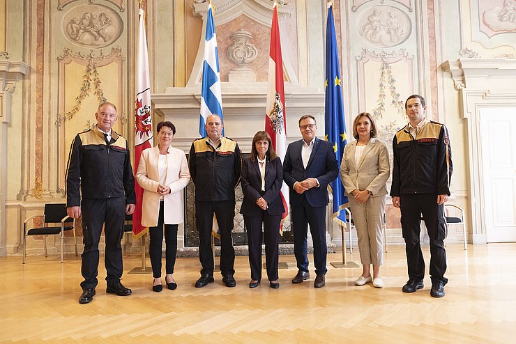 (v.li.) Landesfeuerwehrkommandant Peter Hölzl, LTPin Sonja Ledl-Rossmann, Christian Ihrenberger, Präsidentin Katerina Sakellaropoulou, LH Günther Platter, Botschafterin Catherine Koika und Georg Crepaz trafen sich im Landhaus, um über den Tiroler Waldbrandeinsatz zu sprechen.