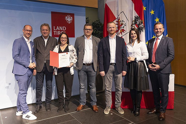 Verlängerung als "Ausgezeichneter Tiroler Lehrbetrieb" für die Geschützte Werkstätte - integrative Betriebe Tirol – GmbH, Vomp: V. li. LR Mario Gerber, Erwin Zangerl (Präsident Arbeiterkammer Tirol), Stephanie Mühlegger (Fachbegleitender Dienst), Michael Kometer (Prokurist, Kaufmännische Leitung, DSB), Matthias Heis (Ausbildung Lehrwerkstätte), LRin Astrid Mair und David Narr (Fachkräftekoordinator Wirtschaftskammer Tirol).  