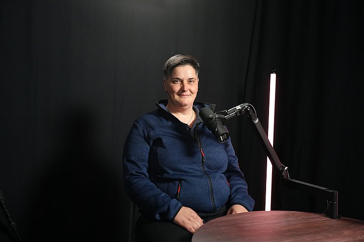 © Land Tirol/Reiter Frau vor Mikrofon