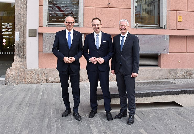 Gruppenfoto Mattle, Singer und Kirchmair vor der BH Innsbruck