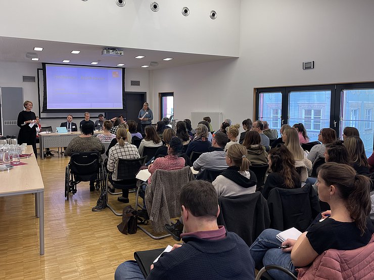 © BH Reutte Saal mit vielen Menschen