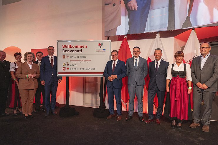 © Land Tirol/Sedlak Die Gemeindetafeln werden enthüllt. Im Bild v.li. Bgmin von Hall, Eva Maria Posch, Gemeindeverbandspräsident Ernst Schöpf, LH Arno Kompatscher, LH Günther Platter und LH Maurizio Fugatti.