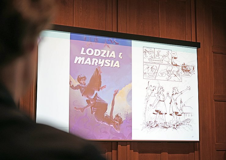 © Land Tirol/Neuner Aufnahme einer Leinwand mit einem Coverbild.