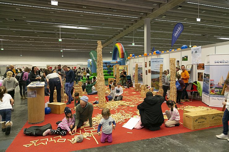 © Land Tirol/Die Fotografen Menschen bei Spielemesse