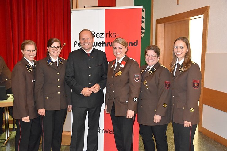 © Zillertalfoto.at Geisler mit Feuerwehrfrauen
