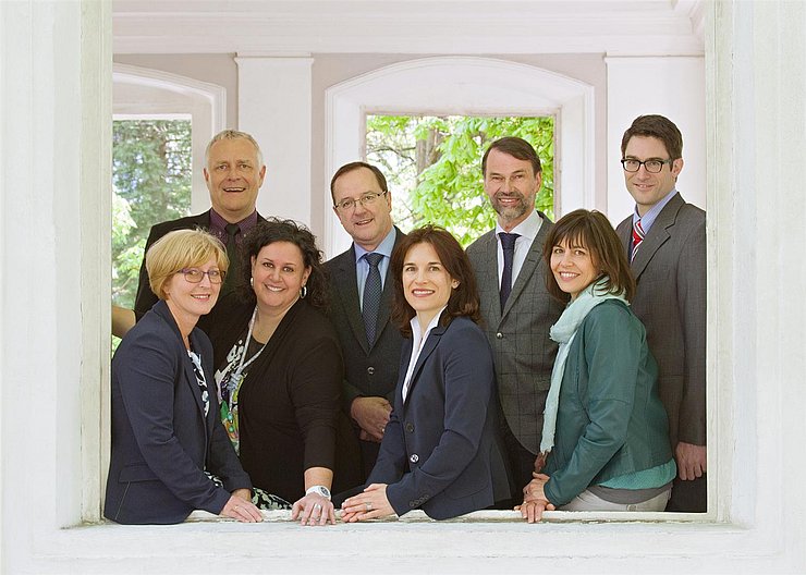 Landesvolksanwältin Berger (in der Mitte sitzend) mit ihrem Team