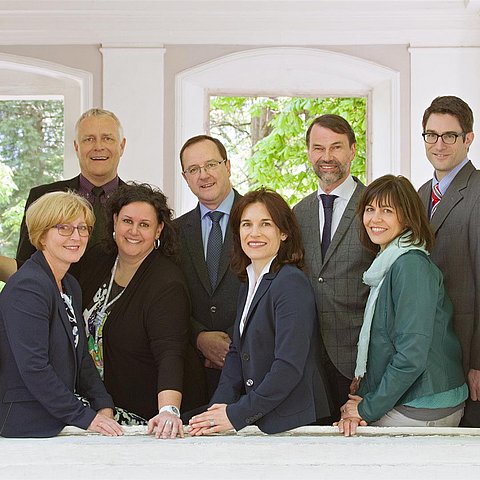 Landesvolksanwältin Berger (in der Mitte sitzend) mit ihrem Team