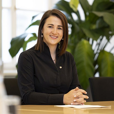 Arbeitslandesrätin Astrid Mair: "Das Land Tirol bemüht sich mit verstärkter Öffentlichkeitsarbeit, über alle Unterstützungsmaßnahmen umfangreich zu informieren.“