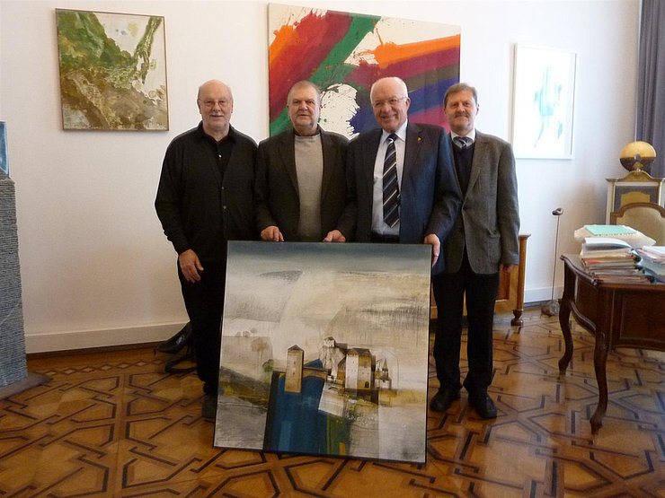 © Landtagsdirektion LTP Herwig van Staa mit dem Künstler Alwin Chemelli, Vereinspräsident Hermann Klapeer und Landesgedächtnisstiftung-Geschäftsführer Peter Koller