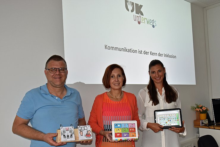 Andreas Reinelt, Obmann des Vereins UK-Unterwegs und die pädagogische Leiterin des Vereins Theresa Böhm gaben Landesrätin Gabriele Fischer einen Einblick in die Begleitung von nicht- oder wenig sprechenden Personen sowie Menschen mit Behinderungen bei Unterstützer Kommunikation und Gebärdenunterstützer Kommunikation.