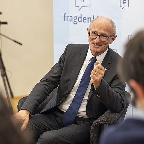 Einmal im Monat empfängt LH Anton Mattle eine Schulklasse in seinem Büro, um sich über all jene Themen auszutauschen, die die Jugend bewegen.