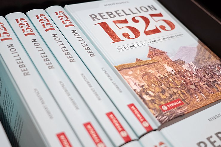 Nahaufnahme eines hellblauen Buches mit dem Titel "Rebellion 1525".