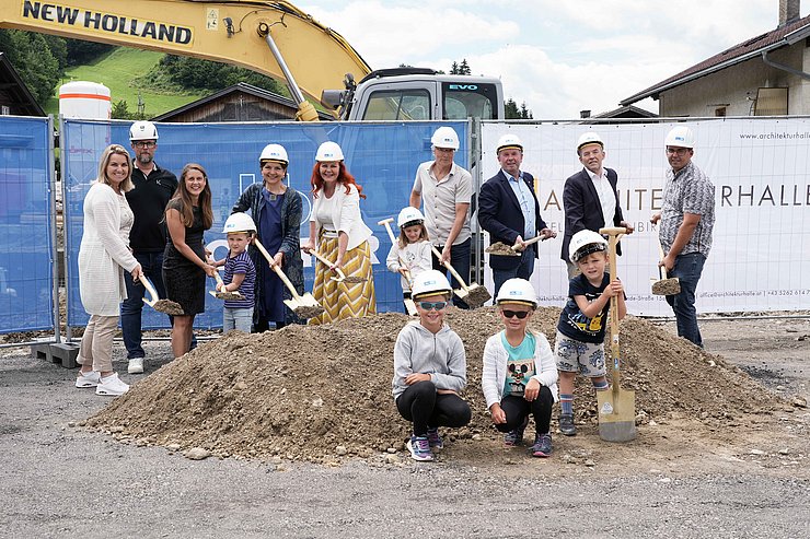 Vor Kurzem erfolgte der Spatenstich für das neue Bildungszentrum in Gallzein – auch Bildungslandesrätin Cornelia Hagele nahm am Festakt teil.