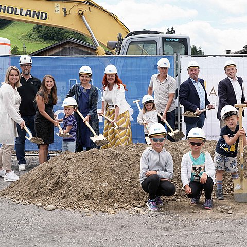 Vor Kurzem erfolgte der Spatenstich für das neue Bildungszentrum in Gallzein – auch Bildungslandesrätin Cornelia Hagele nahm am Festakt teil.