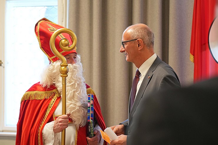 © Land Tirol/Reiter Der Landeshauptmann von Tirol, Anton Mattle, im Gespräch mit dem Nikolaus.
