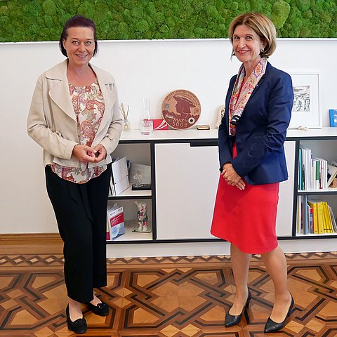 LTPin Sonja Ledl-Rossmann (li.) und BR-Präsidentin Andrea Eder-Gitschthaler trafen sich in Innsbruck zum Arbeitsgespräch.