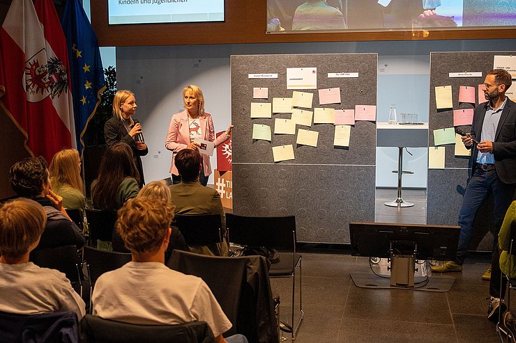 Die Ergebnisse wurden anschließend (hier etwa von LA Elisabeth Fleischanderl und dem Vorsitzenden des Jugendbeirates Lukas Trentini) vorgestellt.