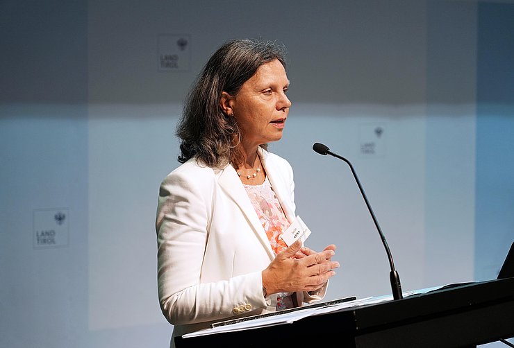 Kafka am Rednerpult, spricht