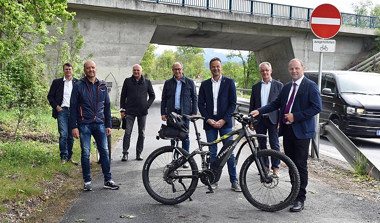 © Land Tirol/Enstrasser-Müller von links: Bürgermeister Thomas Öfner (Zirl), Vizebürgermeister Klaus Gritsch (Kematen), Markus Leuthold (Baubezirksamt Innsbruck), Christian Molzer (Abt. Verkehr und Straße), Bürgermeister Erich Ruetz (Völs), LHStv Josef Geisler.