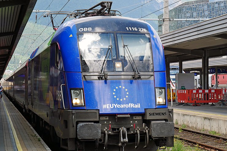 © Landtagsdirektion Tirol/Oswald Ein Bild der Railjet-Lok mit Europa-Bemalung