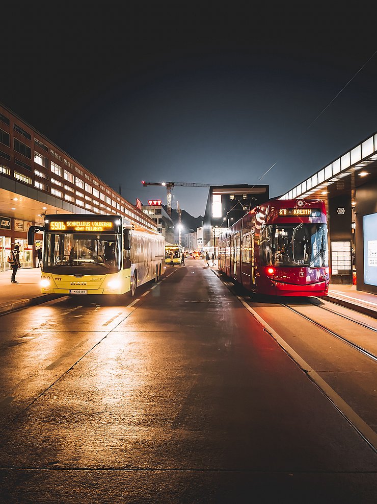 © VVT Bus und Tram am Innsbrucker Hauptbahnhof