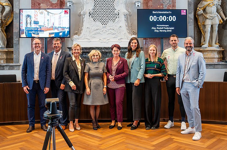 Die Mitglieder des Obleuterates mit angehefteter rosa Schleife