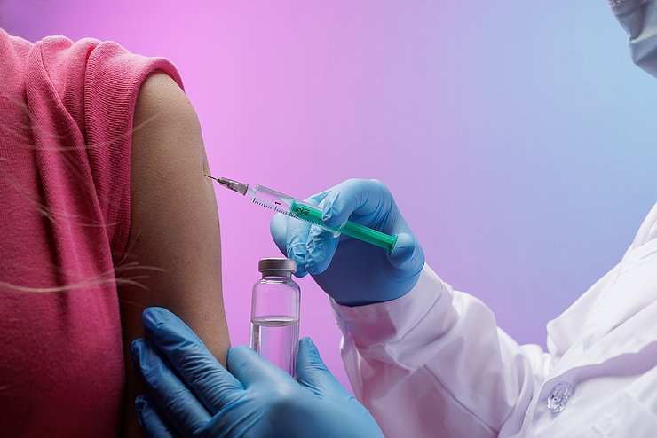 Doctor,In,Gloves,Giving,A,Vaccine,Injection,To,A,Patientís